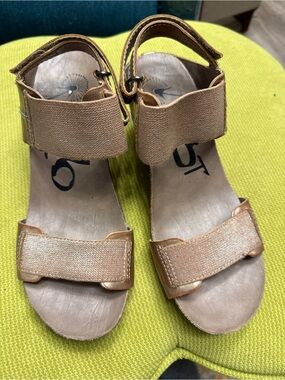 Women’s Gold Adjustable Hook-and-Loop Sandals